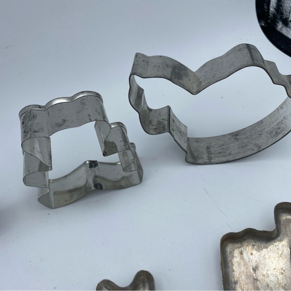 VTG Lot Of 10 Aluminum Metal Cookie Biscuit Cutters Santa Tree Angel Rabbit Bell - Picture 12 of 14